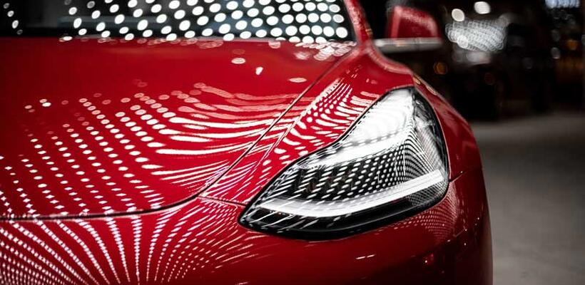 Βουτιά στο κενό για τις μετοχές της Tesla