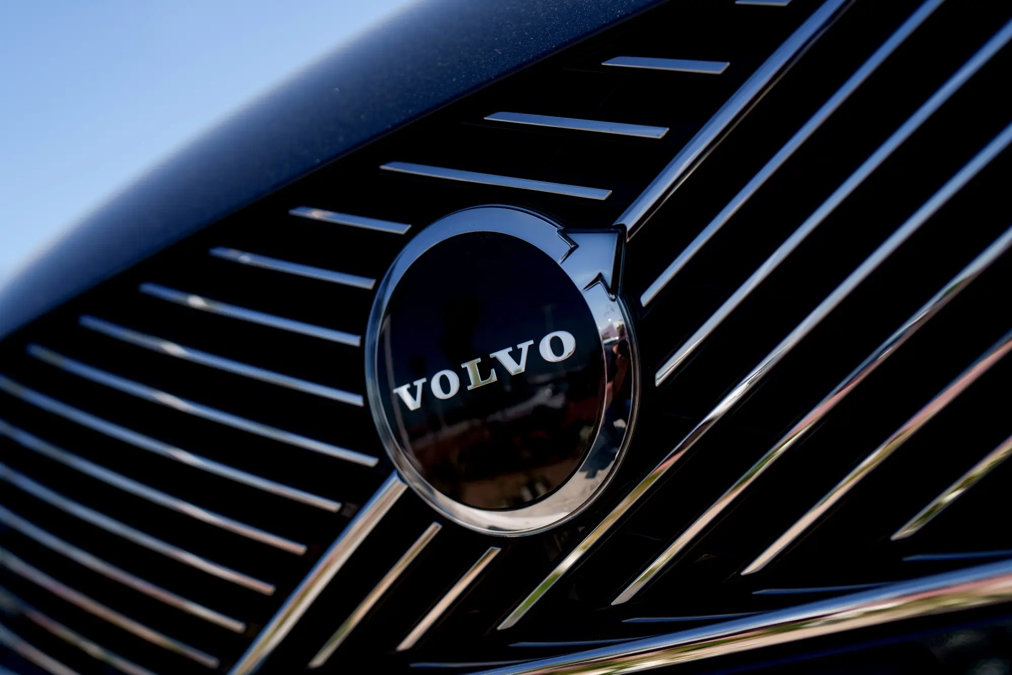 Volvo: Απώλειες $1 δισ. το β’ τρίμηνο, πτώση 12% στις λιανικές πωλήσεις