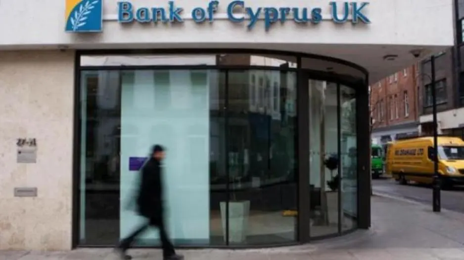 Συνταξιούχοι υπάλληλοι αντιδρούν στην πώληση της Τράπεζας Κύπρου ΗΒ