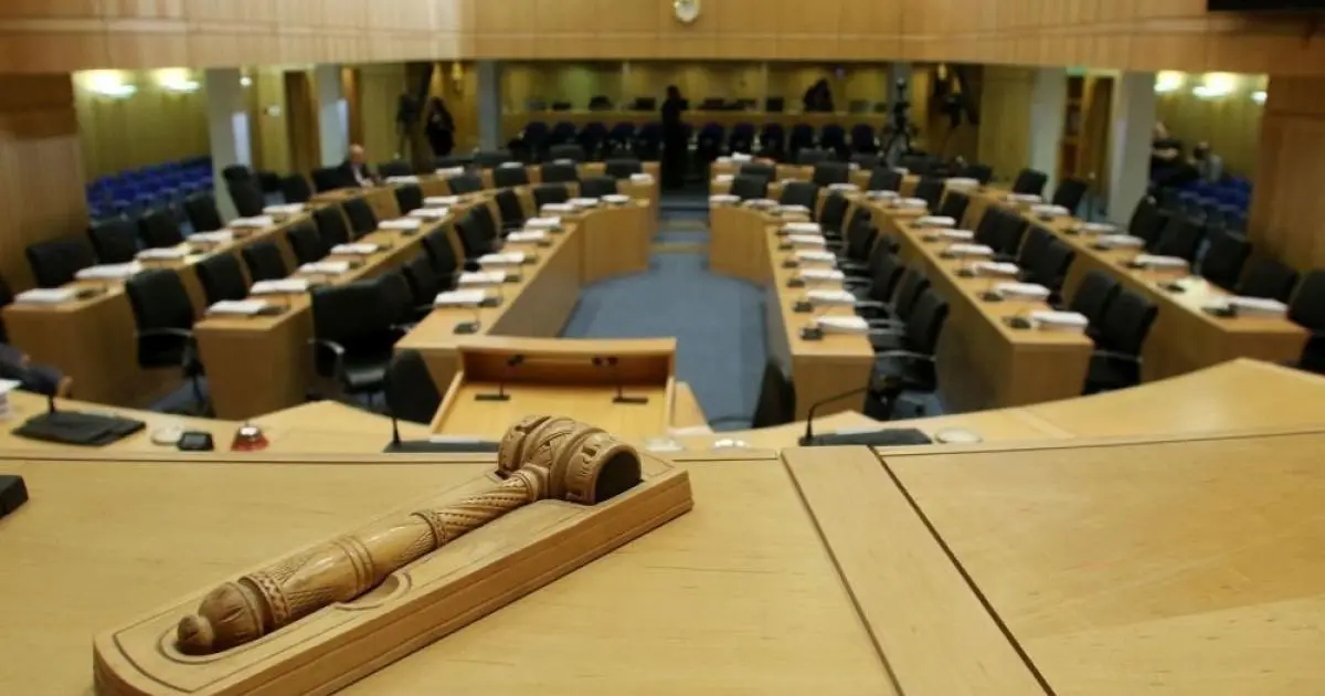 Η Βουλή καλεί τις τράπεζες να «βάλουν στον πάγο» τις αυξήσεις χρεώσεων