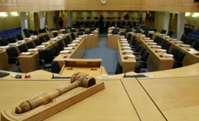 Η Βουλή καλεί τις τράπεζες να «βάλουν στον πάγο» τις αυξήσεις χρεώσεων