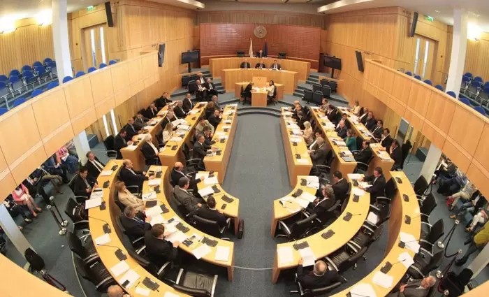 Σε εξέλιξη η συνεδρία της Βουλής για ψήφιση του Προϋπολογισμού (LIVE)