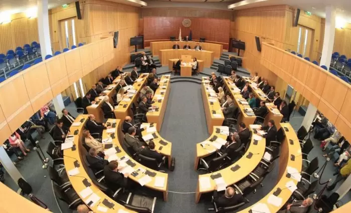 Ένταση στη Βουλή για τη φονική πυρκαγιά –  «Ήρθαμε για τα καμένα σπίτια μας»