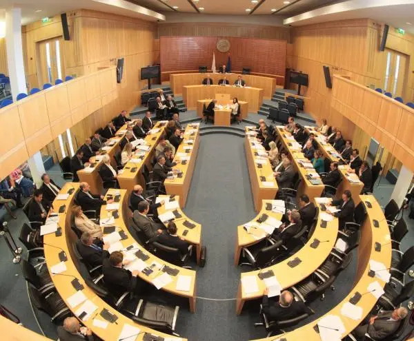 Σε συμμόρφωση καλεί η Κομισιόν την Βουλή για τις τροποποιήσεις ΦΠΑ