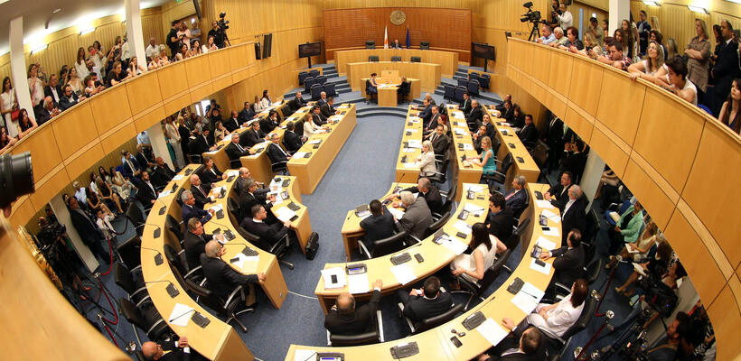 Ανένδοτοι οι βουλευτές για τις κρατικές εγγυήσεις στις τράπεζες