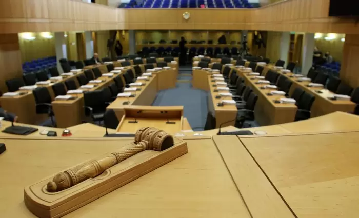 Η Βουλή αποφασίζει: διαφάνεια ή να θολώσει τα νερά…