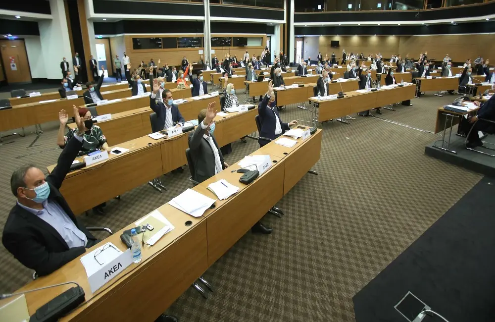 Αναψε πράσινο για μείωση φόρων στα καύσιμα η Βουλή