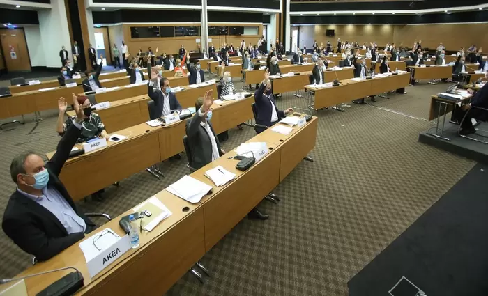 Αναψε πράσινο για μείωση φόρων στα καύσιμα η Βουλή