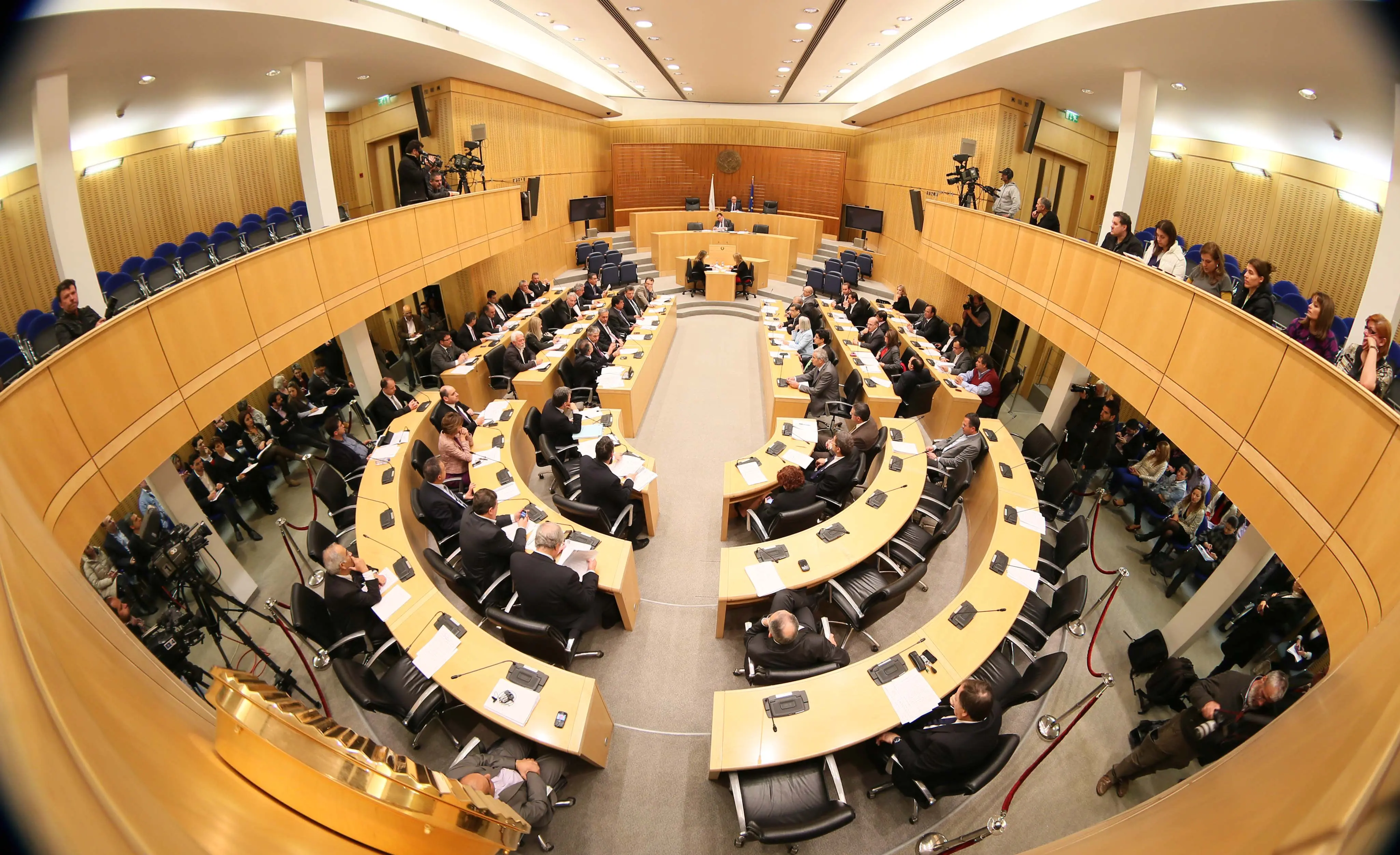 Ένταση στη Βουλή για τον Συνεργατισμό 