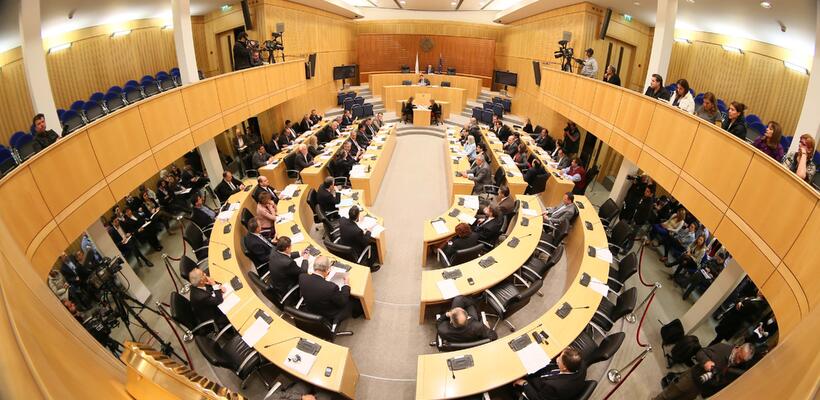 Ένταση στη Βουλή για τον Συνεργατισμό 