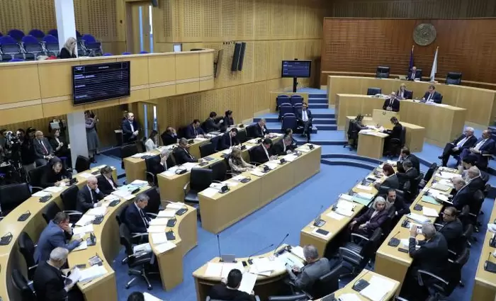 «Περνούν» οι εγγυήσεις από τη Βουλή