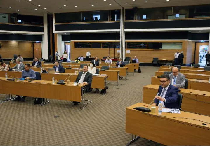 Νομοσχέδια προσέλκυσης πλουσίων και ξένων εταιριών