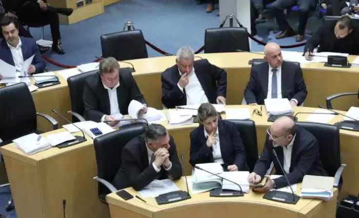 Ενώπιον της Βουλής τα νομοσχέδια για τις εξώσεις και τις παρακολουθήσεις