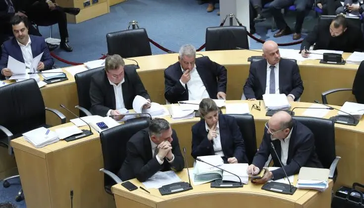 Ενώπιον της Βουλής τα νομοσχέδια για τις εξώσεις και τις παρακολουθήσεις