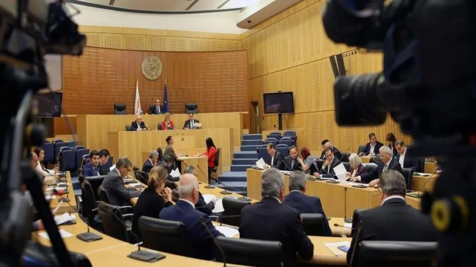 Ενώπιον της βουλής τα νομοσχέδια για αποφυλακίσεις και εξώδικα