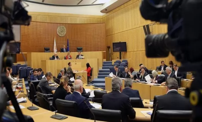 Ενώπιον της βουλής τα νομοσχέδια για αποφυλακίσεις και εξώδικα