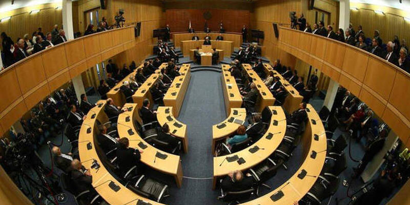 Μπορούν οι βουλευτές με ΜΕΔ να ψηφίζουν σχετικές νομοθεσίες;