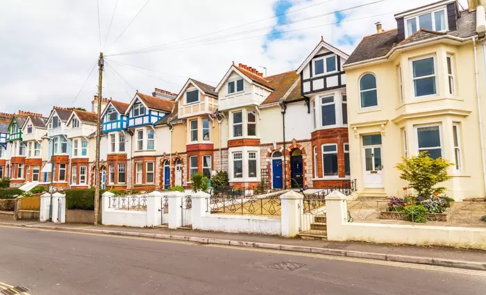 Βρετανία: Οι πλούσιοι Non Doms πουλάνε τα σπίτια τους, αλλά κανείς δεν τα θέλει