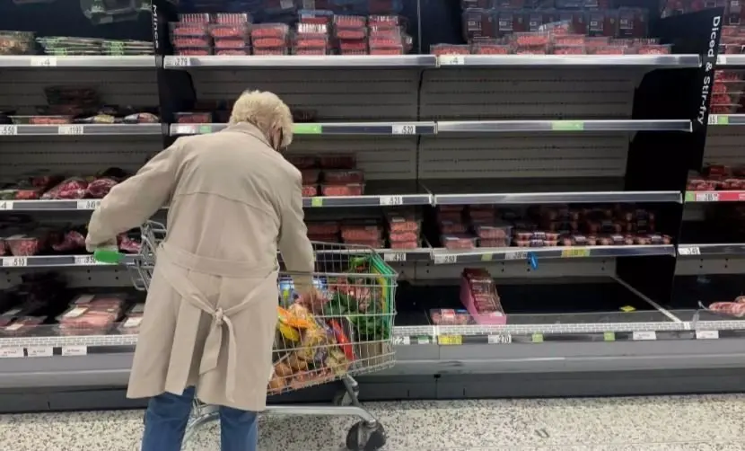 Βρετανία: Πλαφόν σε βασικά είδη θα ζητήσει η κυβέρνηση από τα σούπερ μάρκετ