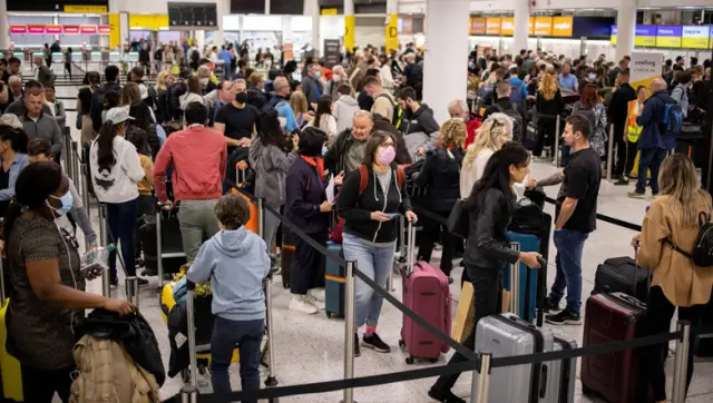 Προειδοποιήσεις για πολύωρες αναμονές σε βρετανικά αεροδρόμια