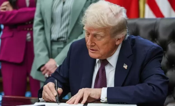 Ο Τραμπ υπέγραψε το νομοσχέδιο που βάζει τέλος στη δημοσιονομική παράλυση στις ΗΠΑ