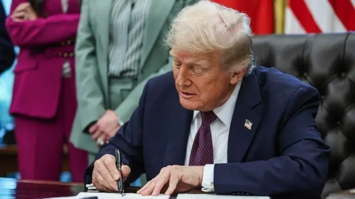 Ο Τραμπ υπέγραψε το νομοσχέδιο που βάζει τέλος στη δημοσιονομική παράλυση στις ΗΠΑ