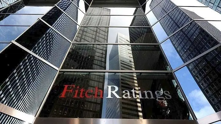 Fitch: Η Τουρκία χρειάζεται ν’ ανακόψει την απότομη πτώση της λίρας