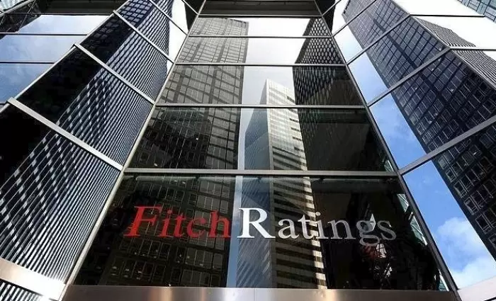 Fitch: Η Τουρκία χρειάζεται ν’ ανακόψει την απότομη πτώση της λίρας