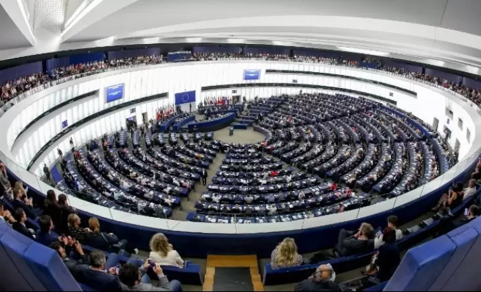 Ψηφίζει σήμερα η Ευρωβουλή για το νέο σύμφωνο για τη μετανάστευση και το άσυλο