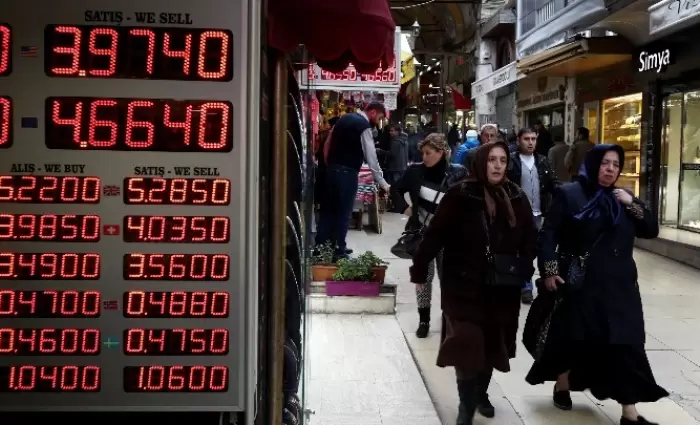 Τουρκία: Η λίρα κατρακυλάει
