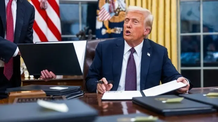 Ο Τραμπ υπέγραψε το διάταγμα για επιβολή δασμών 25% σε χάλυβα και αλουμίνιο