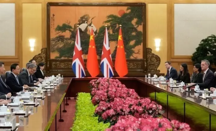 O Στάρμερ θα προσπαθήσει να επιτύχει συμφωνίες με τον Σι χωρίς να εκνευρίσει τον Τραμπ