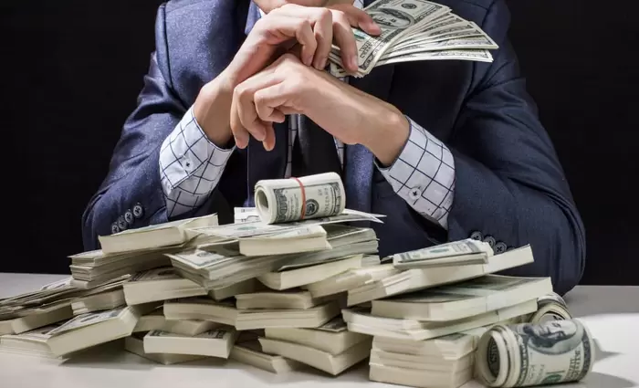 Ασύλληπτος μισθός: Θα έπρεπε να δουλεύουμε από το… 1740 για να τον φτάσουμε