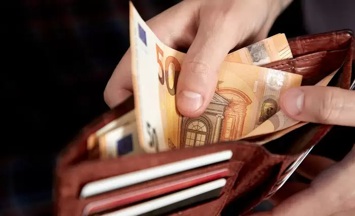 Γιατί οι εργαζόμενοι στις πλούσιες ευρωπαϊκές χώρες δουλεύουν λιγότερο και βγάζουν περισσότερα