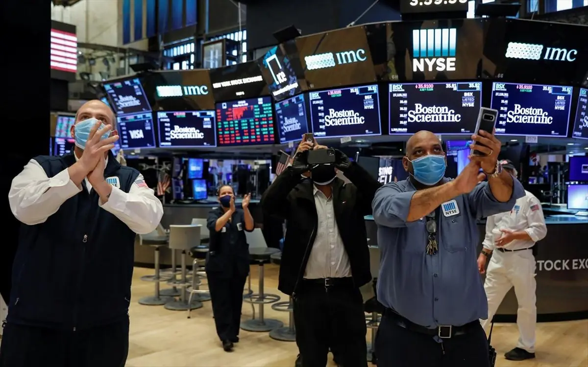 Ανεβαίνει το Χρηματιστήριο της Νέας Υόρκης μαζί με τα 60.000 νέα κρούσματα