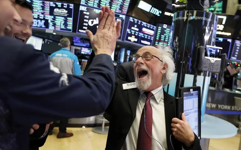 Wall Street: Tι οδήγησε τον Dow σε ιστορικό υψηλό