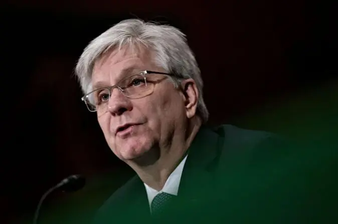 Γουόλερ: «Θα αναλάμβανα τα ηνία της Fed αν μου το ζητούσε ο Τραμπ»