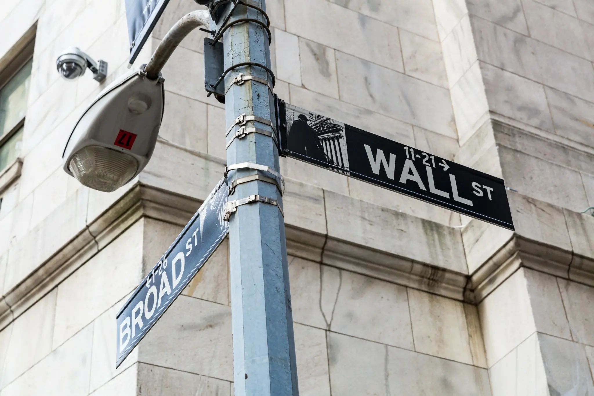 Οι επενδυτές αναμένουν τα μακροοικονομικά δεδομένα με το βλέμμα στη Fed