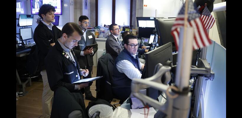 Wall Street: Ανοδικό ξέσπασμα με τριπλό ρεκόρ στους δείκτες – Πάνω από τις 46.000 ο Dow