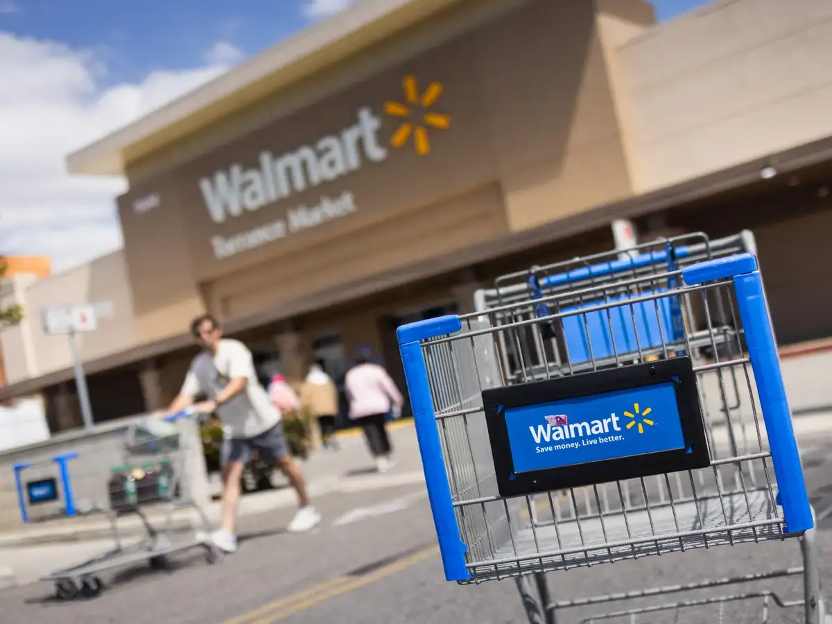 Walmart: Δυνατά αποτελέσματα, αλλά προειδοποιεί για αυξήσεις στις τιμές λόγω δασμών