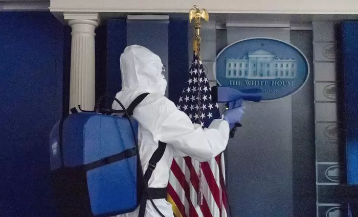 Σε καραντίνα 130 μυστικοί πράκτορες του Τραμπ