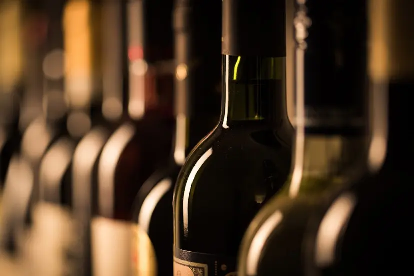 Πόσο κοστίζει ένα μπουκάλι κρασί σε διαφορετικές πόλεις του κόσμου (λίστα)