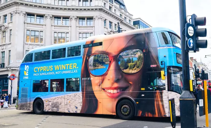 Εκστρατεία με δέλεαρ την καλοκαιρία - Η καμπάνια του Υφ. Τουρισμού στα λονδρέζικα λεωφορεία