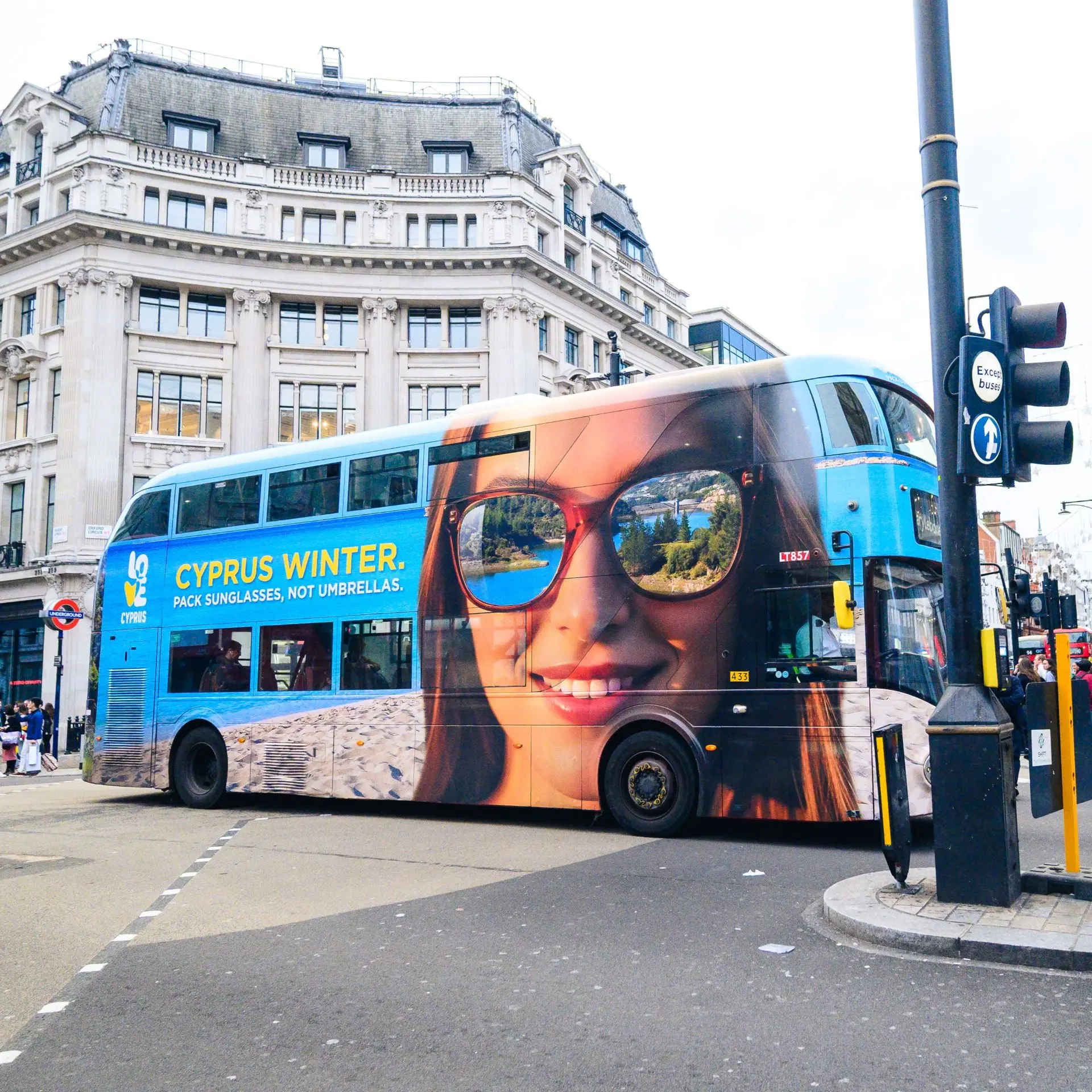 Εκστρατεία με δέλεαρ την καλοκαιρία - Η καμπάνια του Υφ. Τουρισμού στα λονδρέζικα λεωφορεία