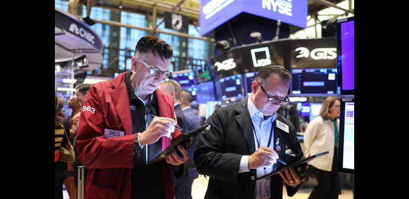 «Σφυροκόπημα» στη Wall Street από τους δασμούς Τραμπ – Ελλοχεύει ο κίνδυνος της ύφεσης