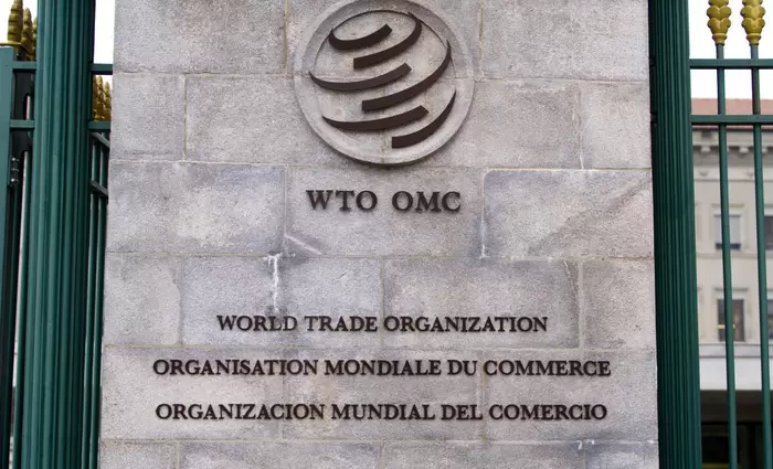 Σημαντική αναστάτωση του παγκόσμιου εμπορίου από τους δασμούς βλέπει ο ΠΟΕ