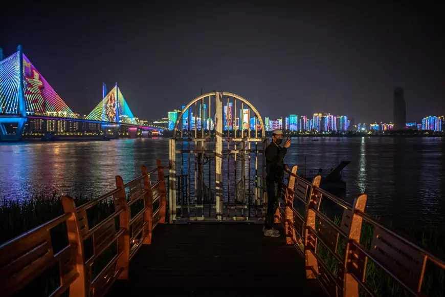 Γιορτάζει το τέλος της καραντίνας η Γιουχάν - Έξω στους δρόμους οι πολίτες (vid)