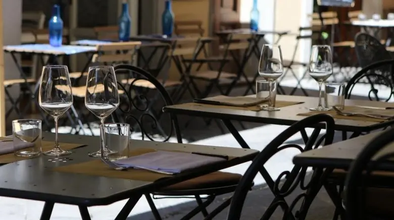 Καταλύματα και υπηρεσίες ηγούνται του τομέα των υπηρεσιών