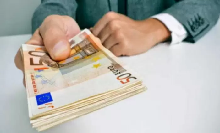 Καθαρή μηνιαία αύξηση σε καταθέσεις και δάνεια