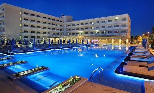 Τα σχέδια για το άνοιγμα ξενοδοχείων και εστιατορίων